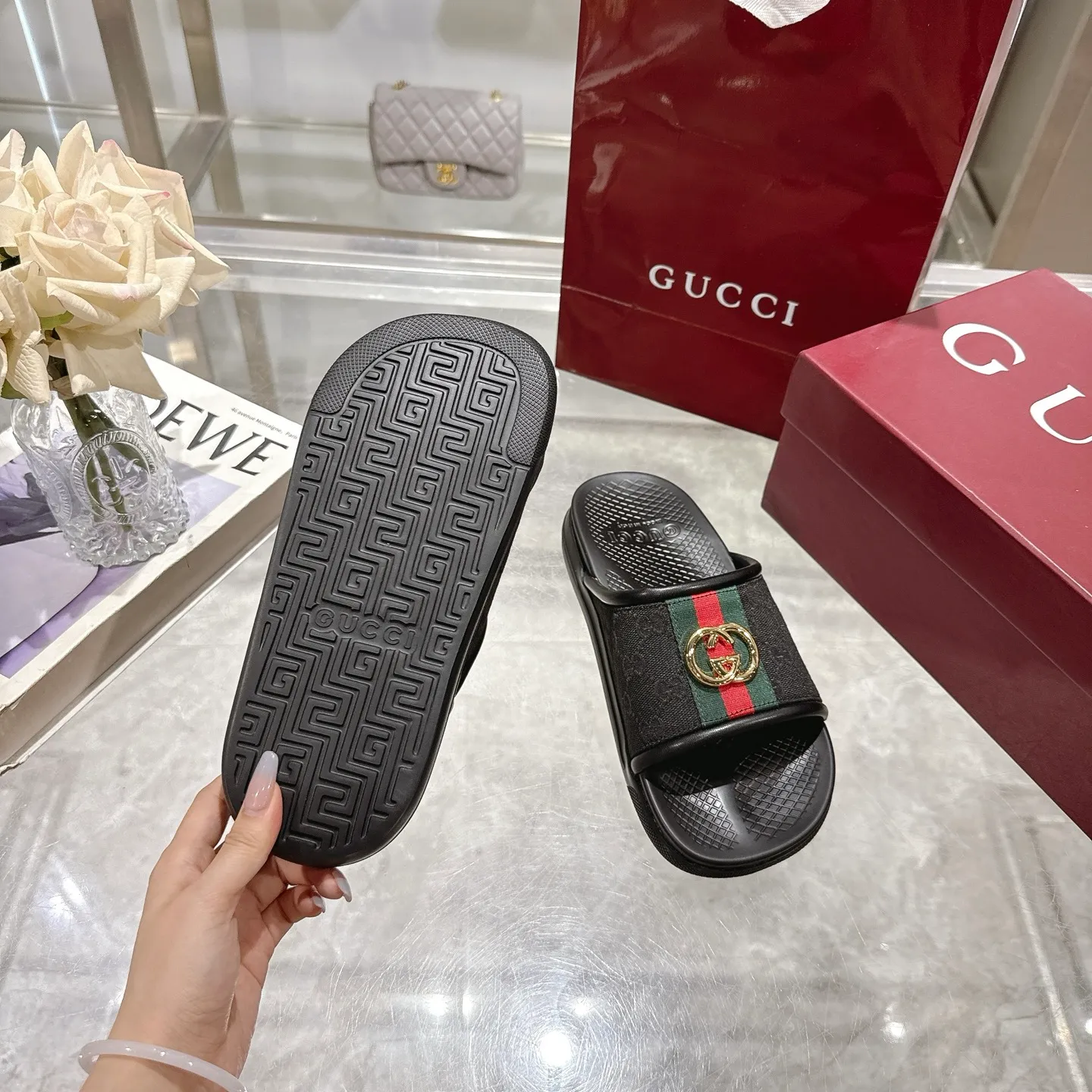 Men's Men's Shoes 💰440🌸🌸New Summer Men's Slip-On Slides This item is inspired by the summer spirit and beach clubs of the Italian coast and is part of Gucci Lido. The Pre-Fall collection reinterprets the brand's signature elements and sophisticated patterns in a contemporary way. Made from black rubber, these flat sandals feature a slip-on design that reinterprets the brand's distinctive green and red web design.  GG Classic Upper Men's Molded Rubber Footbed GG Gold Hardware Logo Flat Made in Italy Size: Men's 40 to 47,